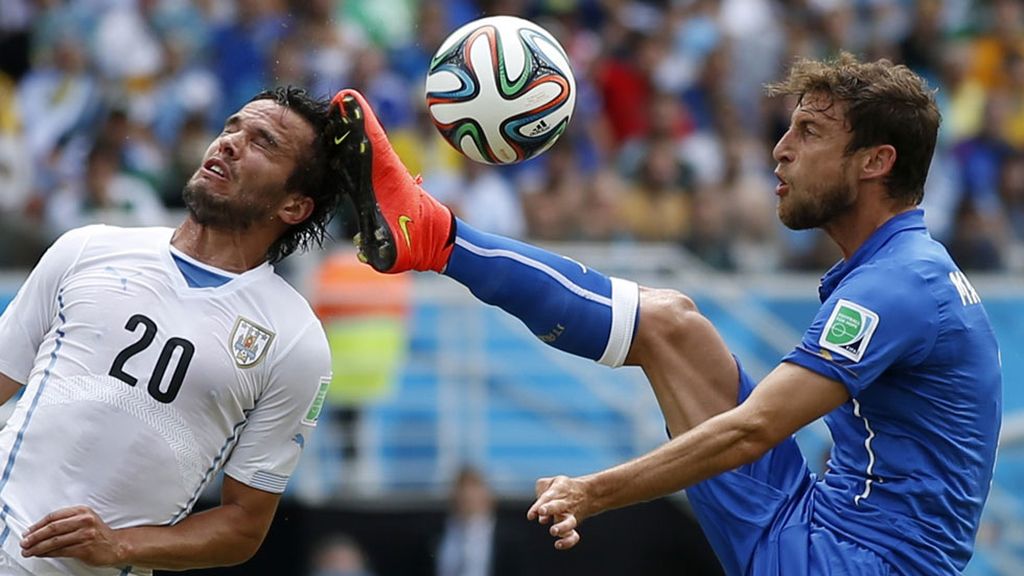 Marchisio empezó las hostilidades con esta patada a González