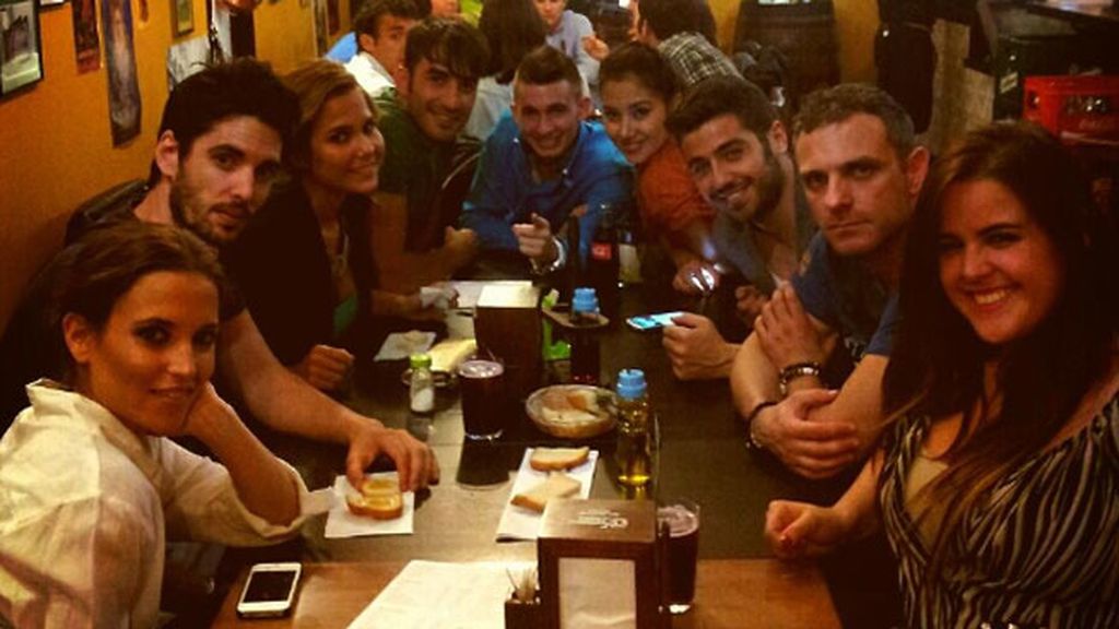 Ana Fernández, Natalia Sánchez, Israel Rodríguez...disfrutaron de unas cañas juntos