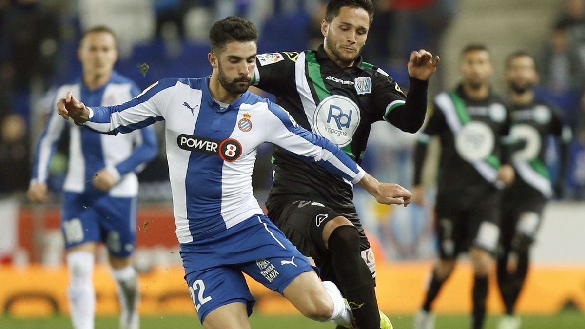El defensa del RCD Espanyol Álvaro González (i) lucha un balón con el delantero rumano del Córdoba, Florin Andone
