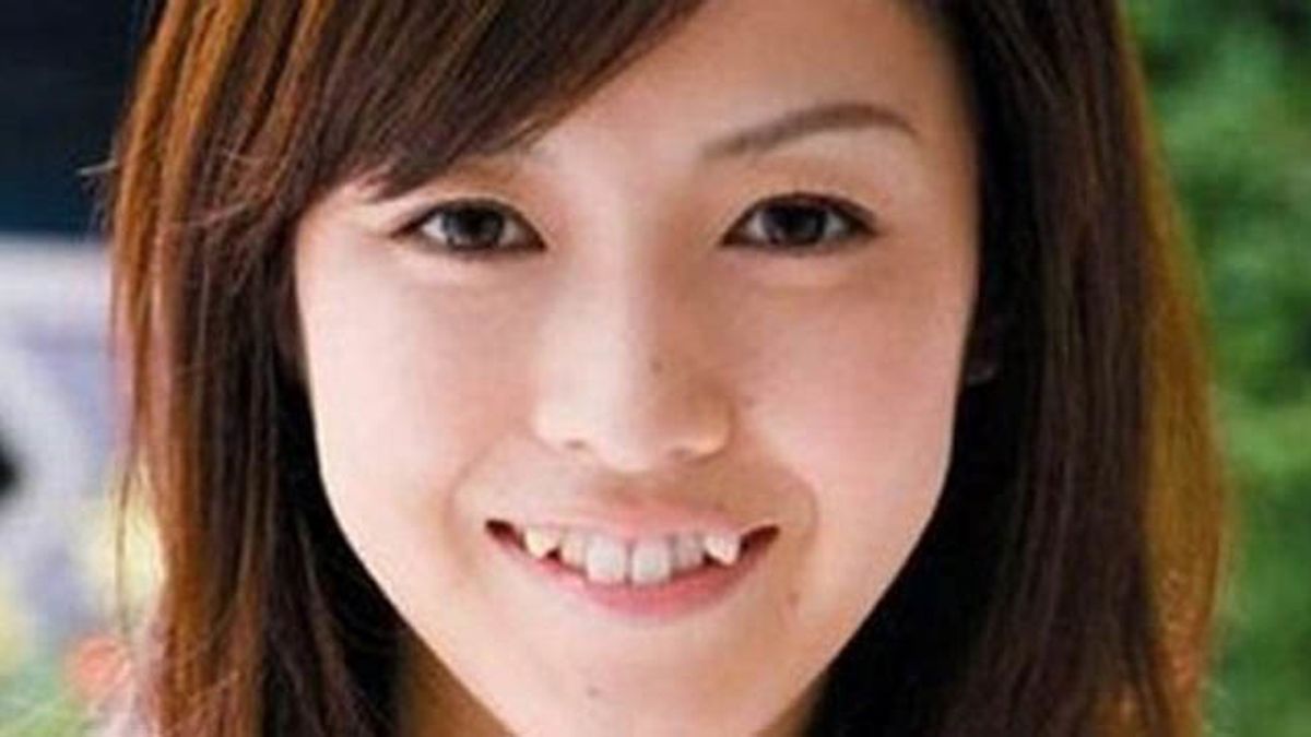 Una joven japonesa con estos dientes de moda