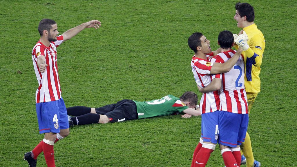 La alegría de los jugadores del Atlético de Madrid contrasta con la desolación de Iker Muniain