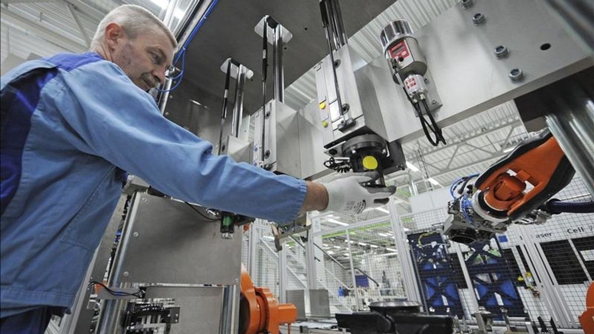 Reinhold Apfel controla una máquina en su puesto de trabajo de la fabrica de la planta de BMW en Dingolfing, Alemania. EFE/Archivo