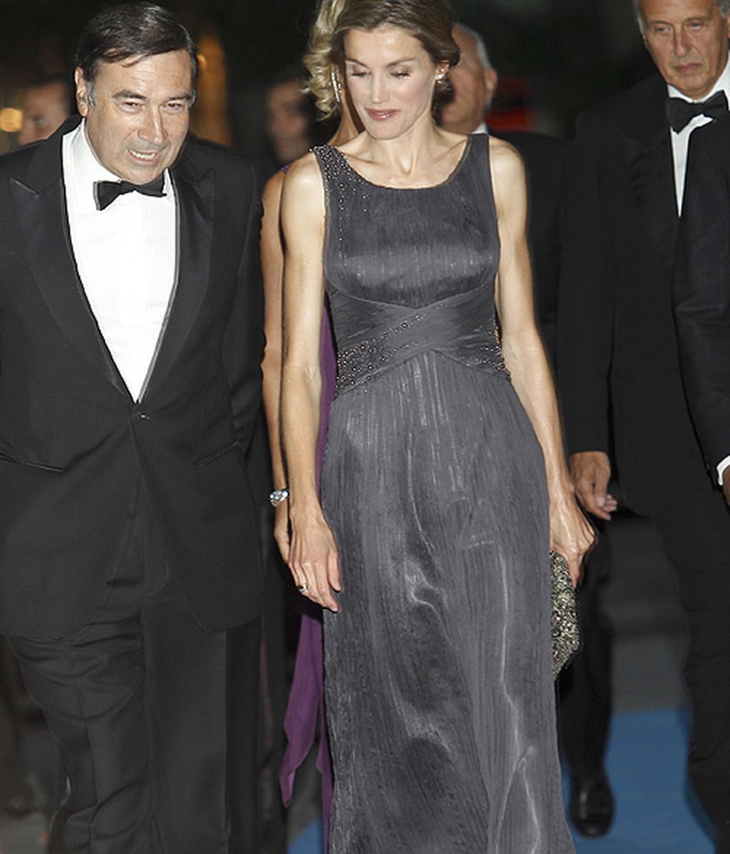 Letizia Ortiz se viste de noche y realza su busto como nunca