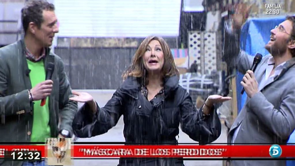 La presentadora le ha tirado una bola de nieve a Joaquín Prat durante la despedida