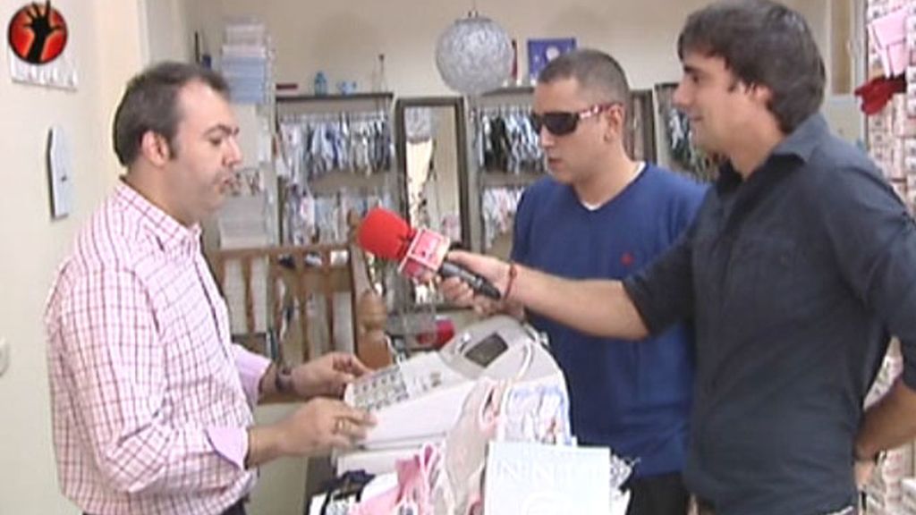El marido de Chayo recibe el regalo de Kiko H.