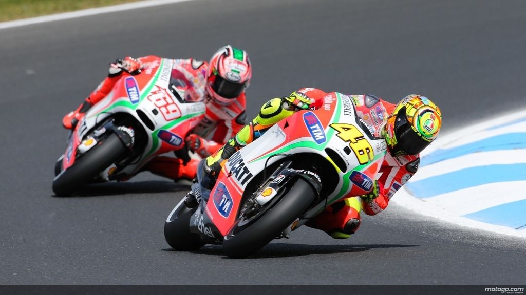 Valentino Rossi seguido de su compañero Nicky Hayden en su penúltimo GP con Ducati
