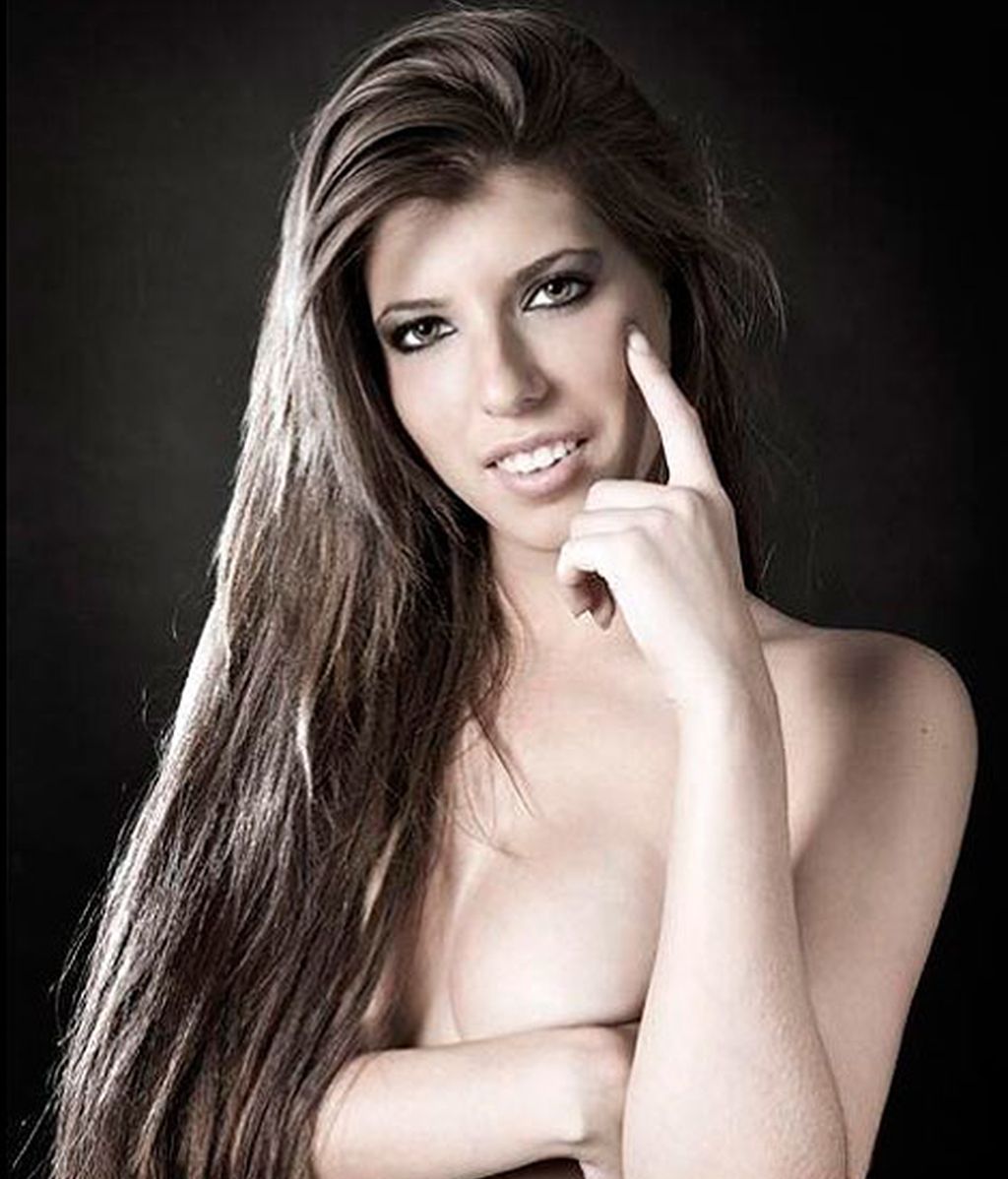 Andrea nos enseña su cuerpo ligero de ropa