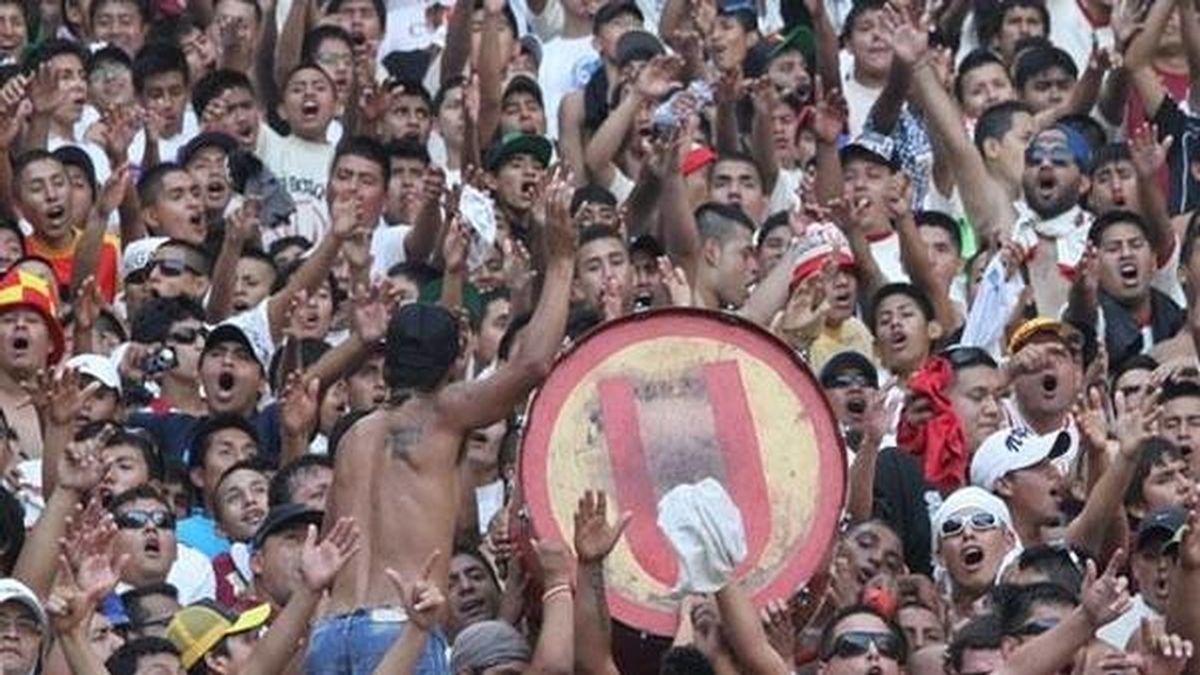 Un joven se expone por amor en un partido de fútbol en Perú