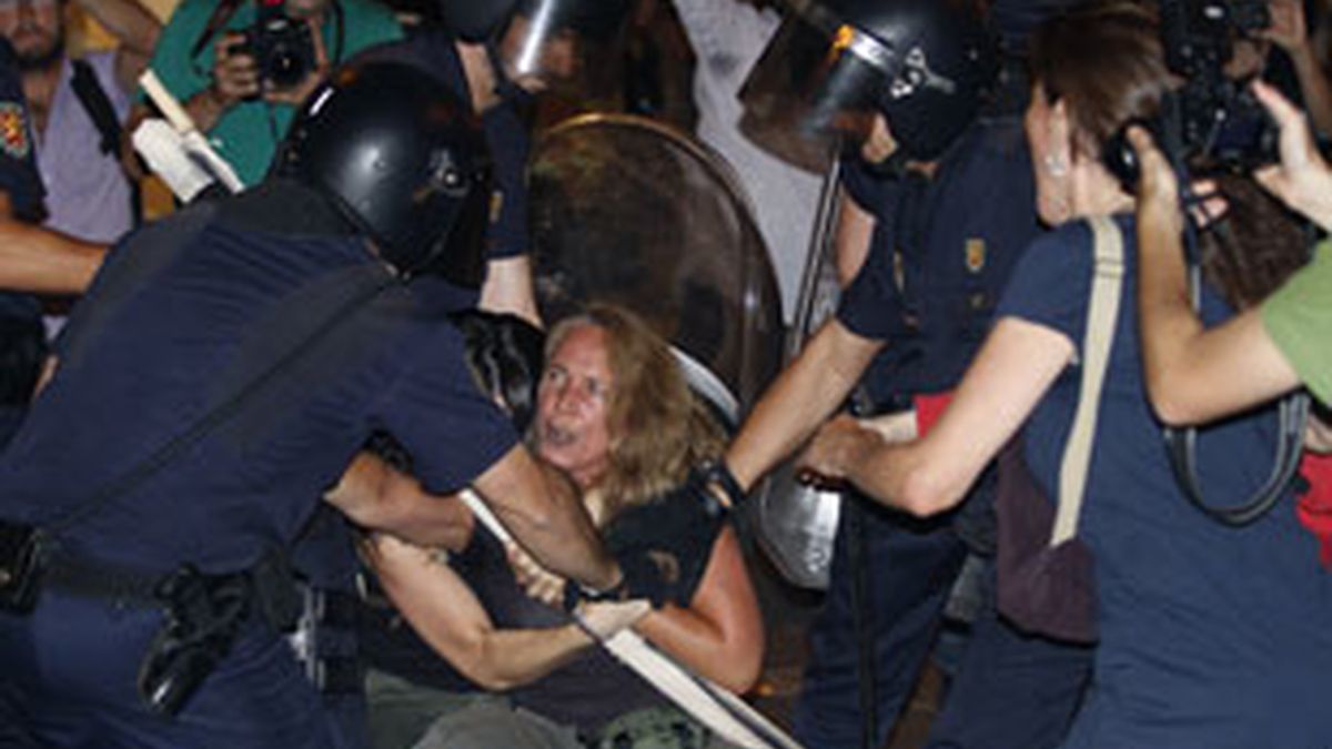 Imagen de las cargas de la policía durante las manifestaciones laicas. Foto: EFE