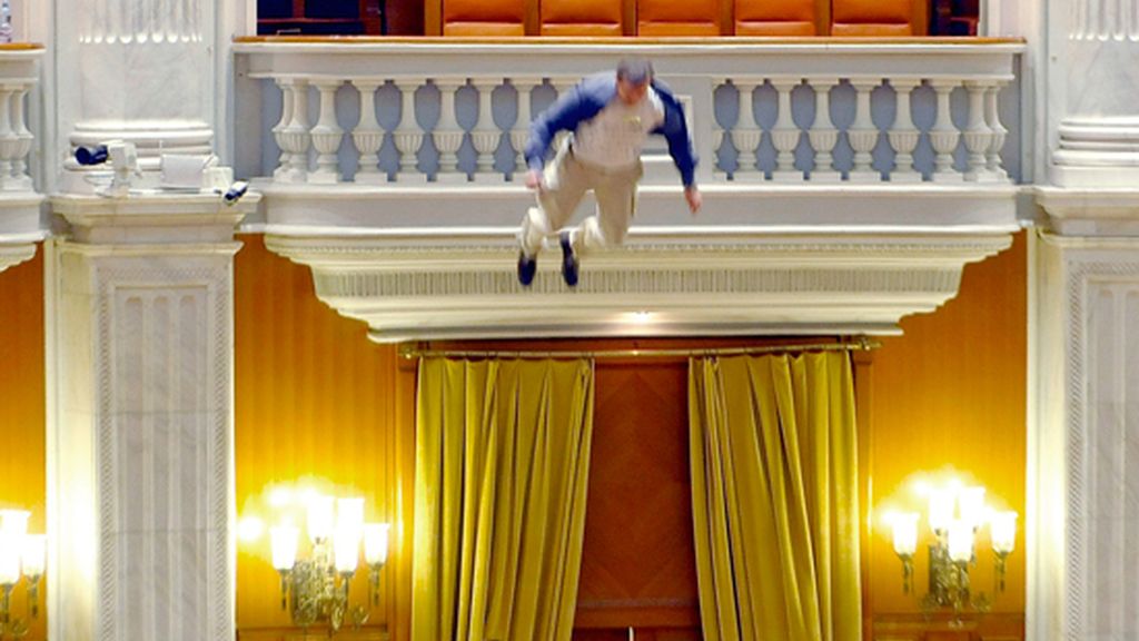 Se lanza al vacío en el Parlamento rumano