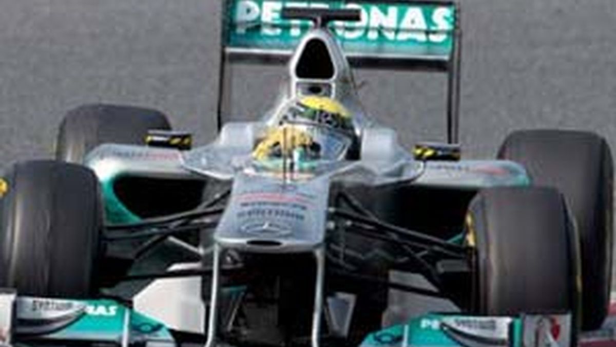 El alemán Nico Rosberg llevó su Mercedes W02 al primer puesto de los entrenamientos de pretemporada del domingo en Montmeló (Barcelona). Foto: EFE El alemán Nico Rosberg llevó su Mercedes W02 al primer puesto de los entrenamientos de pretemporada del domingo en Montmeló (Barcelona). Foto: EFE