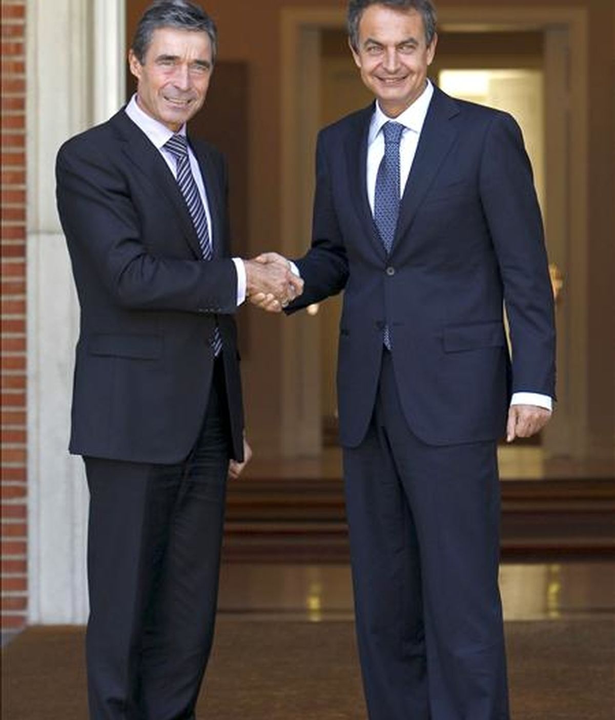 El presidente del Gobierno, José Luis Rodríguez Zapatero (d), saluda al secretario general de la OTAN, Anders Fogh Rasmussen, a quien recibió hoy en el Palacio de la Moncloa con motivo de su visita de trabajo a España. EFE