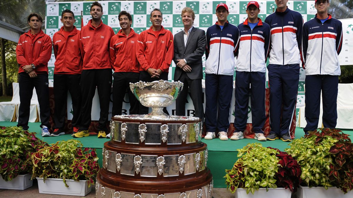 Tenistas españoles y estadounidenses posan con el trofeo tras el sorteo oficial de sus semifinales de la Copa Davis