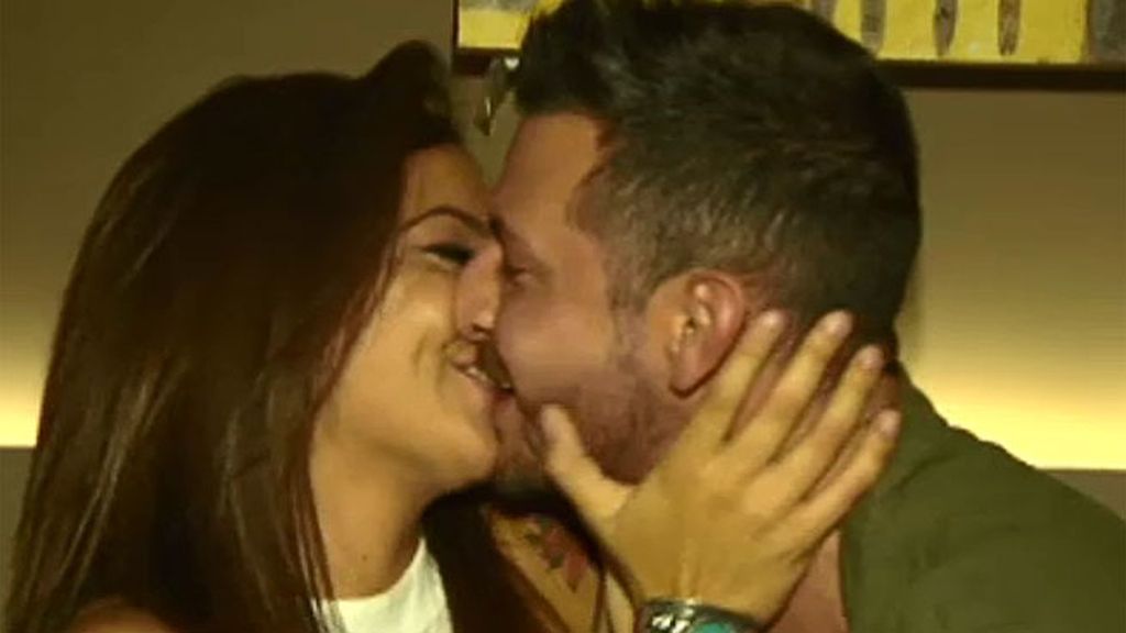 María, muy entretenida con el pretendiente