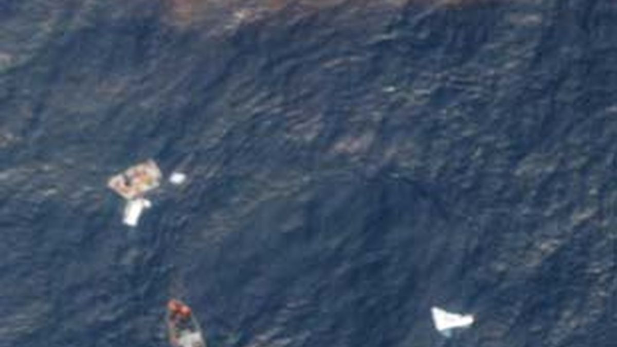 Fotografía cedida por la Fuerza Aerea Brasileña del rescate en el mar de una poltrona del color azul y dos cuerpos que pertenecían al Airbus de la aerolínea francesa Air France