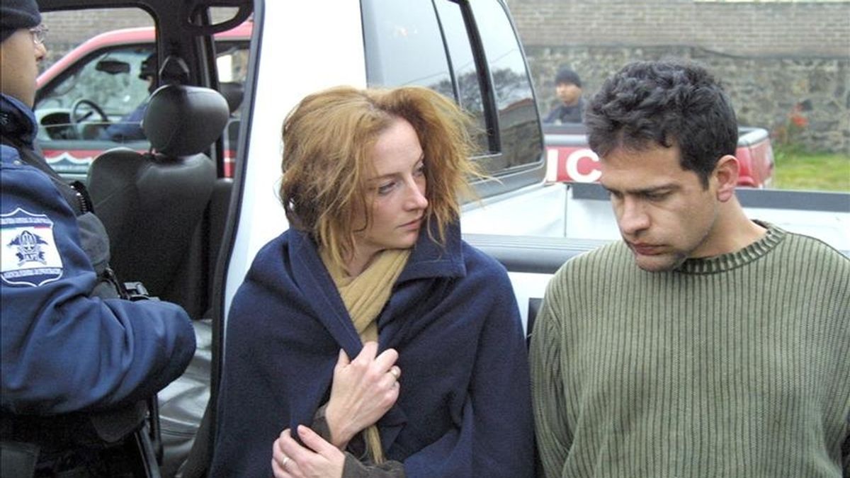 Foto de archivo fechada el 9 de diciembre de 2005 de los presuntos integrantes de la banda de secuestradores denominada "Los Zodiacos" Israel Vallarta Cisneros (dcha) y Marie Louise Florence Cassez (izda), de nacionalidad francesa, custodiados por agentes de la Agencia Federal de Investigaciones (AFI) momentos después de ser detenidos. EFE/Archivo Foto de archivo fechada el 9 de diciembre de 2005 de los presuntos integrantes de la banda de secuestradores denominada "Los Zodiacos" Israel Vallarta Cisneros (dcha) y Marie Louise Florence Cassez (izda), de nacionalidad francesa, custodiados por agentes de la Agencia Federal de Investigaciones (AFI) momentos después de ser detenidos. EFE/Archivo