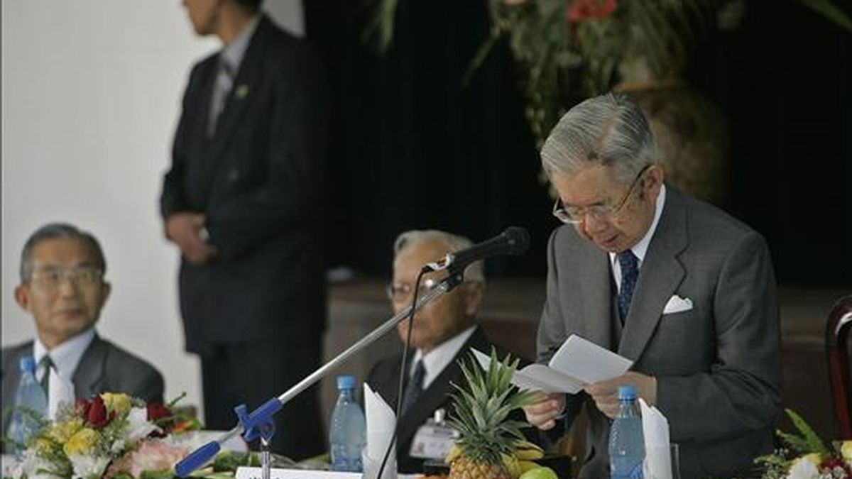 El príncipe japonés Masahito Hitachi (d), pronuncia un discurso en el que destaca la capacidad de superación de dificultades de los inmigrantes de esta comunidad que lograron la prosperidad de la colonia de San Juan de Yapacaní. EFE