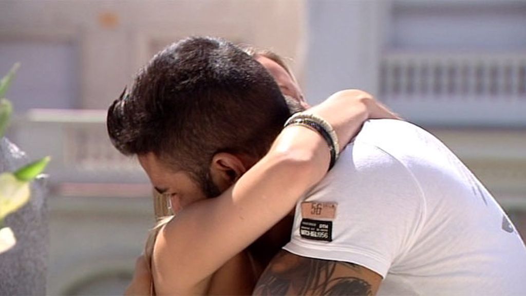 Sara finge apatía pero llora la decisión de Javi