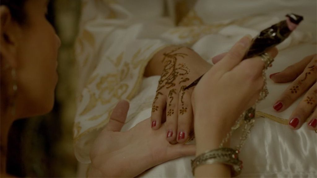 La joven está acompañada por todas las mujeres de su familia