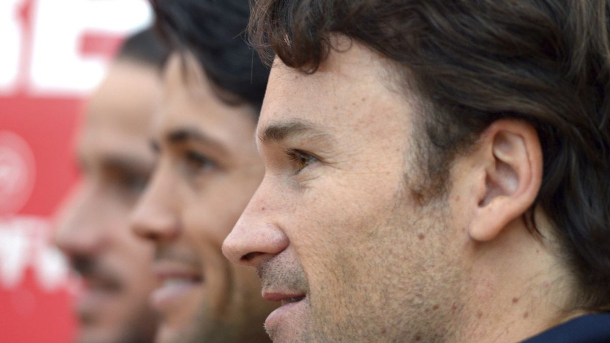 El capitán del equipo español de Copa Davis, Carlos Moyá (d), en una rueda de prensa junto a los jugadores Fernando Verdasco (c) y Feliciano López