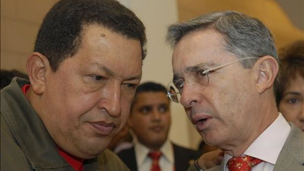 El comunicado responde a declaraciones del gobernante venezolano, quien el viernes dijo que ha estado revisando "planes de guerra" contra el país vecino, debido a que, según Chávez (i), el presidente colombiano, Álvaro Uribe (d), "es capaz de todo". EFE/Archivo