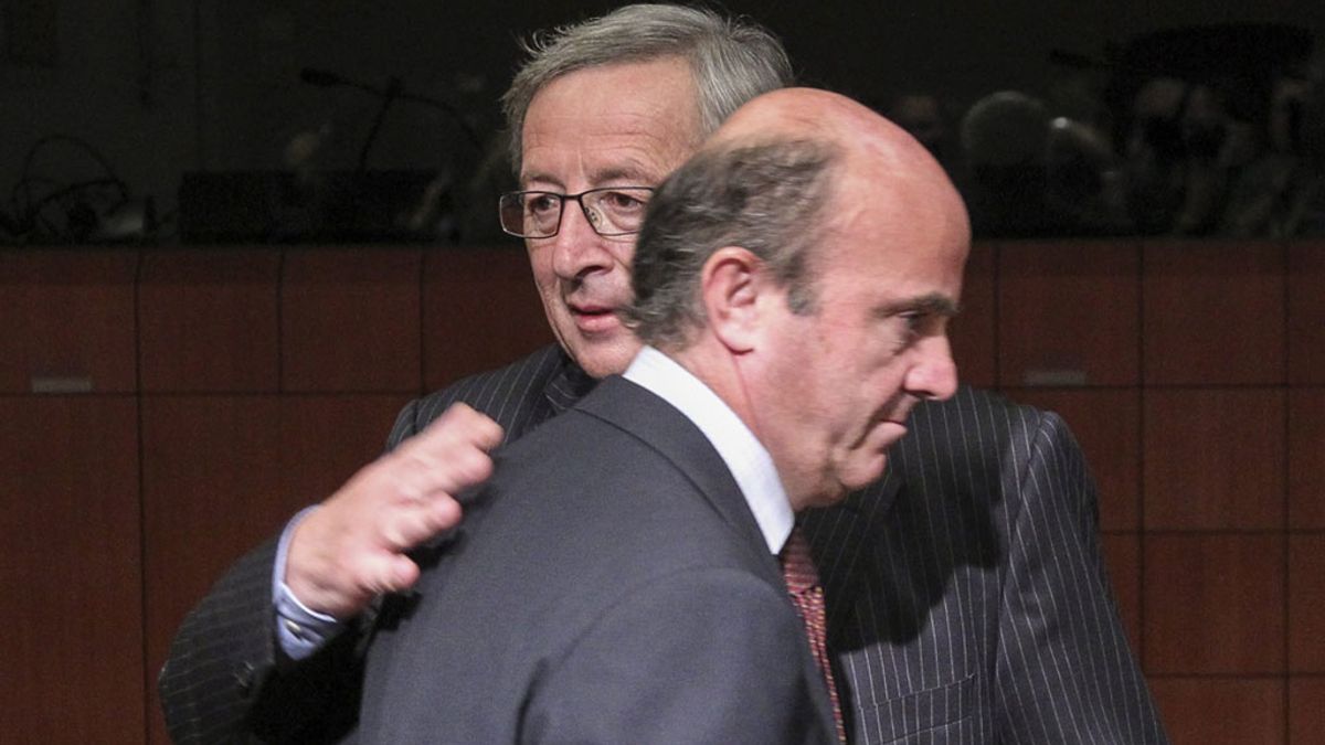 El presidente del Eurogrupo, Jean-Claude Juncker, y el ministro español de Economía y Competitividad, Luis de Guindos durante la reunión del Eurogrupo