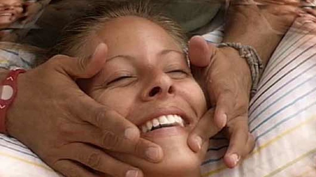 Melanie y Ángel, masajes y caricias