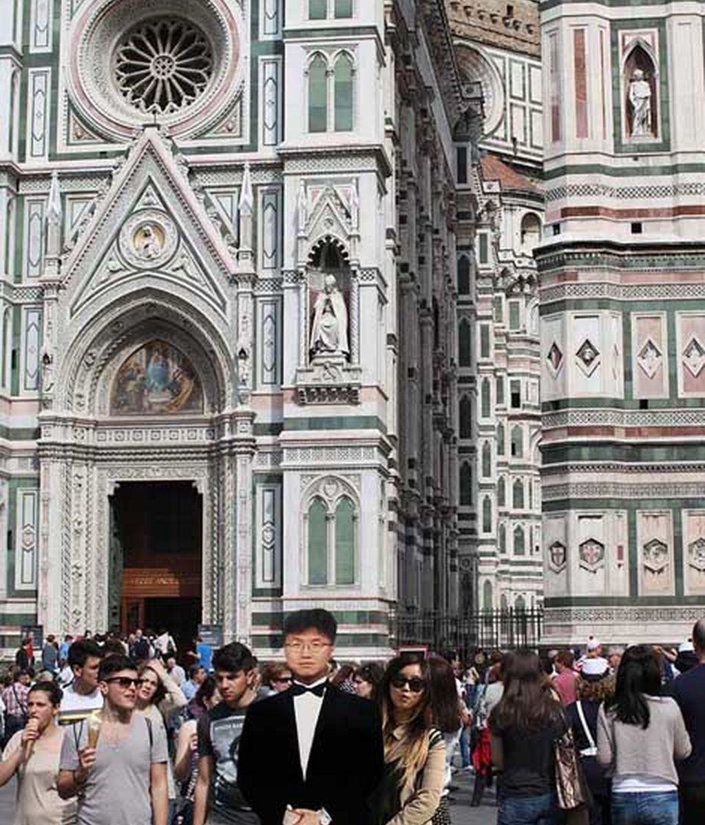 Una mujer se hace fotos por el mundo con la imagen de su padre fallecido