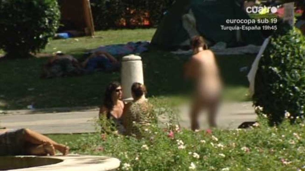 Los indignados se bañan desnudos en las fuentes de Madrid