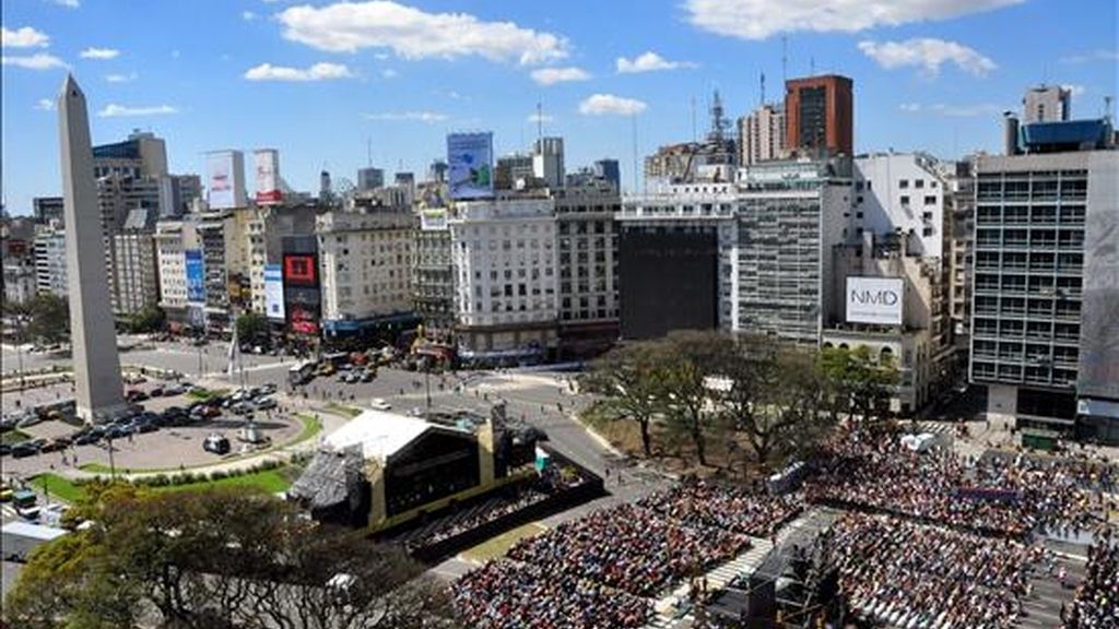 Vista general de la Avenida 9 de julio en la que el director indio Zubin Mehta, junto a la Orquesta Filarmónica de Múnich, ofreció un concierto en el que interpretó obras de Johann Strauss Jr, Max Bruch, Anton Dvorak, Johannes Brahms y Piotr Ilich Tchaikovsky, entre otras. EFE Vista general de la Avenida 9 de julio en la que el director indio Zubin Mehta, junto a la Orquesta Filarmónica de Múnich, ofreció un concierto en el que interpretó obras de Johann Strauss Jr, Max Bruch, Anton Dvorak, Johannes Brahms y Piotr Ilich Tchaikovsky, entre otras. EFE