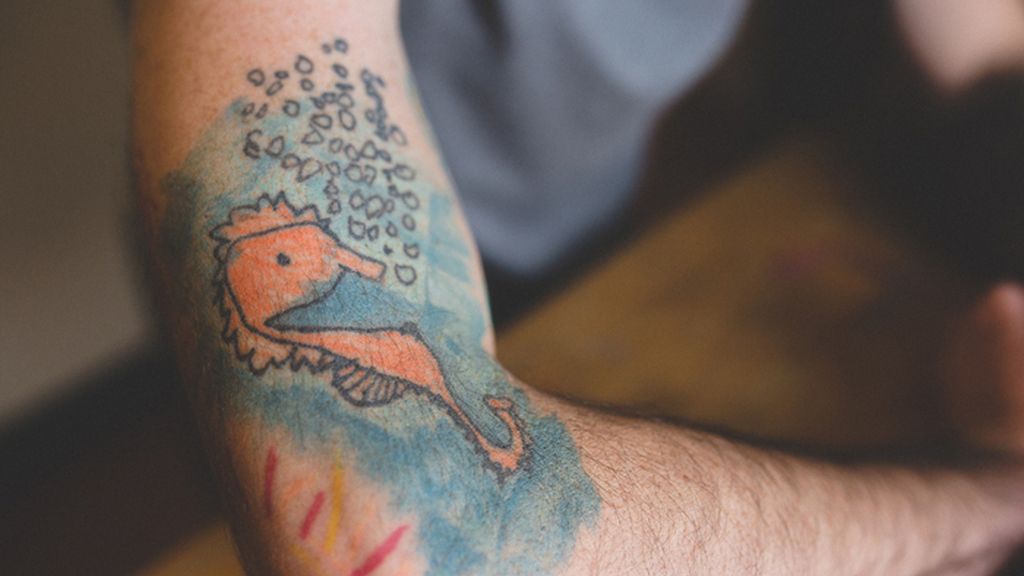 Un padre llena su cuerpo con tatuajes creados por su hijo