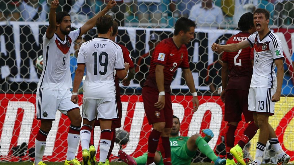 Khedira levanta los brazos en el segundo de Müller