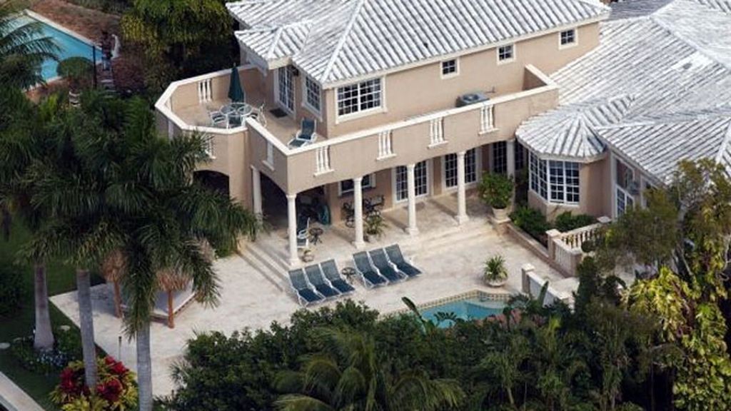 La casa tiene 800 metros cuadrados, embarcadero y piscina