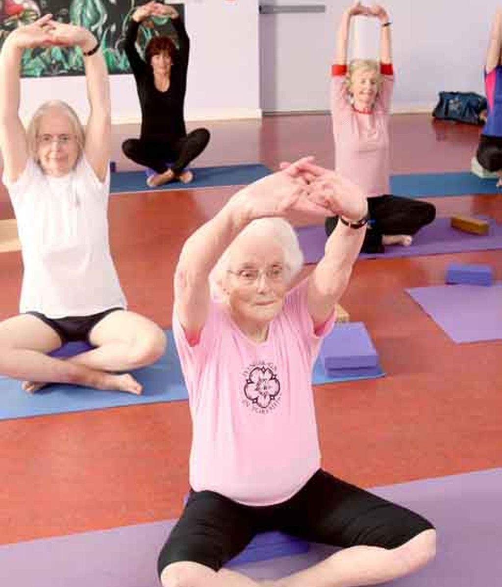 Una mujer con 98 años está completamente sana gracias a las clases de yoga