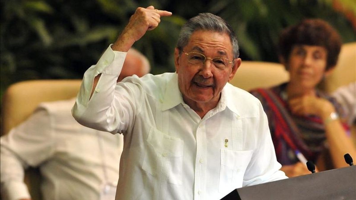 El presidente de Cuba, Raúl Castro, pronuncia un discurso este sábado 16 de abril de 2011, en La Habana (Cuba), durante la inauguración del VI Congreso del Partido Comunista de Cuba. EFE
