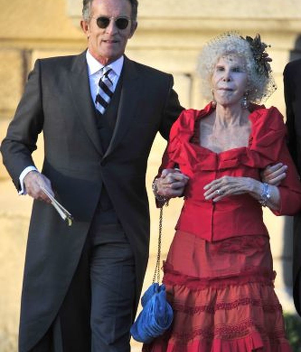 La Duquesa de Alba, 'goyesca' y de rojo intenso