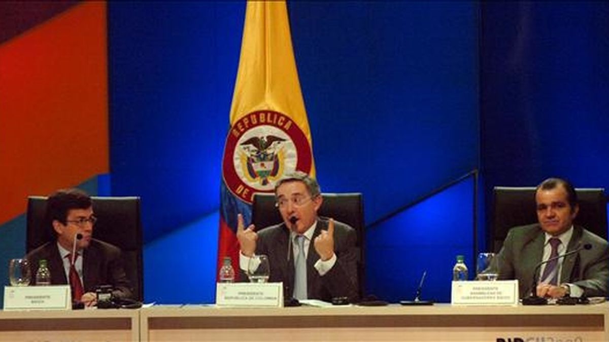 En una rueda de prensa en la ciudad colombiana de Medellín, donde concluyó la 50 Asamblea del BID, Uribe dijo que su Gobierno busca "crear confianza basada en seguridad y democracia". EFE