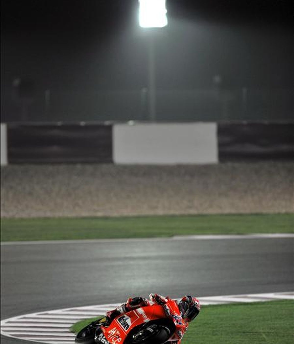 El piloto Casey Stoner conduce su motocicleta Ducsti hoy en el Circuito Internacional de Losail en Doha (Qatar). EFE