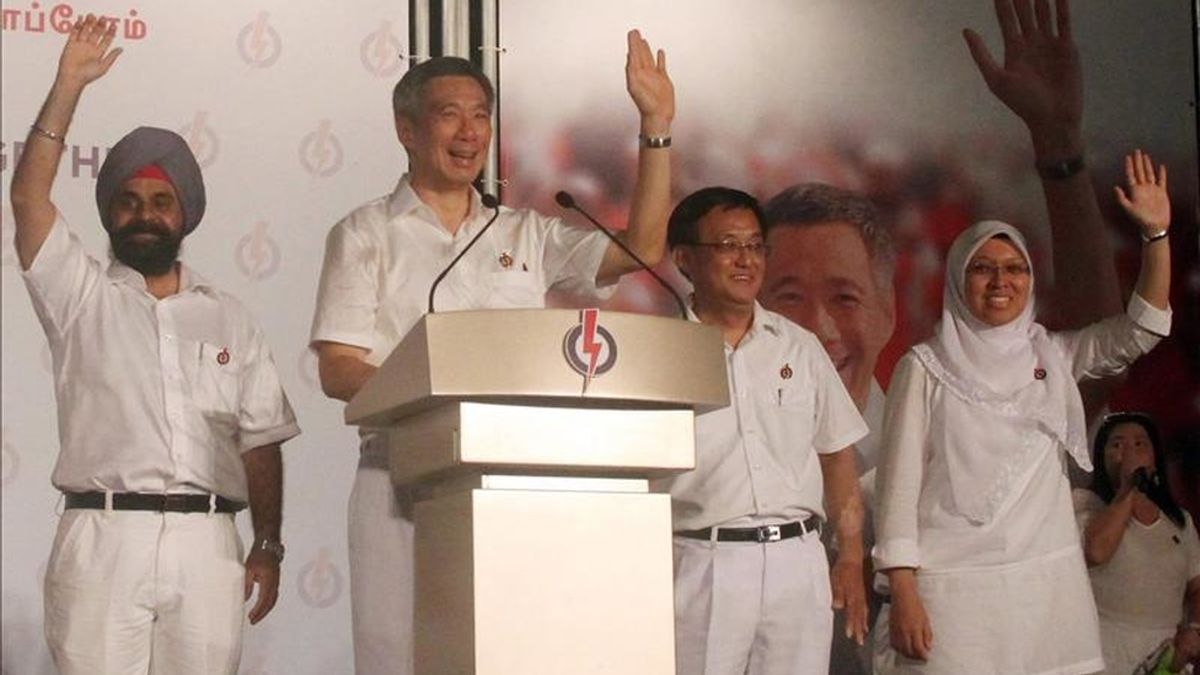 El primer ministro de Singapur, Lee Hsien Loong (c), pronuncia un discurso. EFE