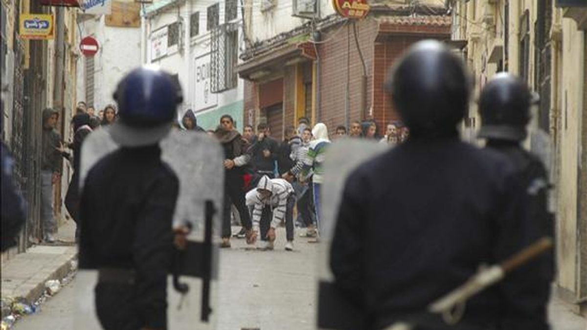 Un grupo de jóvenes se enfrenta a la policía antidisturbios durante los incidentes que han tenido lugar en la ciudad de Orán, Argelia. EFE