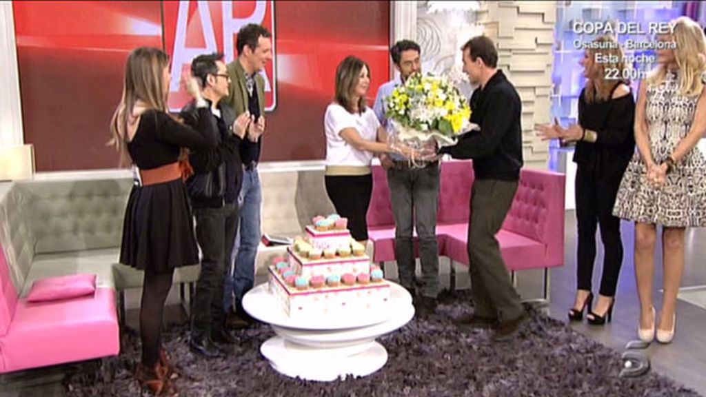 La presentadora ha recibido un ramo de flores y magdalenas por su cumpleaños
