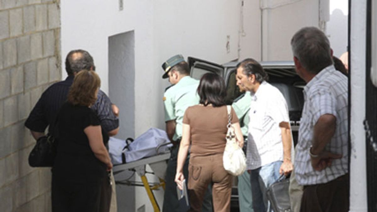 Miembros de la Guardia Civil retiran el cadáver de Paulina R.R.,asesinada presuntamente por su marido ,en la localidad cordobesa de Carcabuey. Vídeo: Informativos Telecinco.