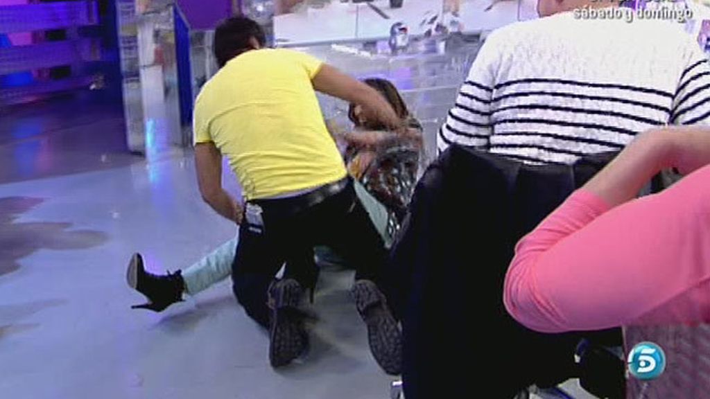 Gustavo muestra su ropa interior y Paz intenta ver más