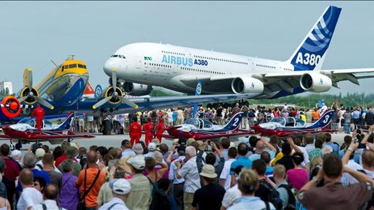 Un Airbus A380 toma tierra ante los asistentes a la Feria Aeronáutica Internacional (ILA) en el aeropuerto de Schoenefeld, en Berlín, Alemania. EFE/Archivo
