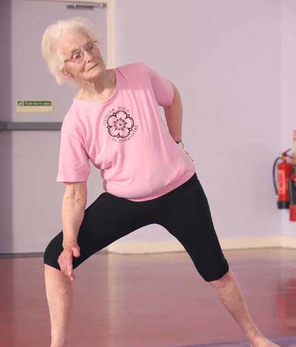 Una mujer con 98 años está completamente sana gracias a las clases de yoga