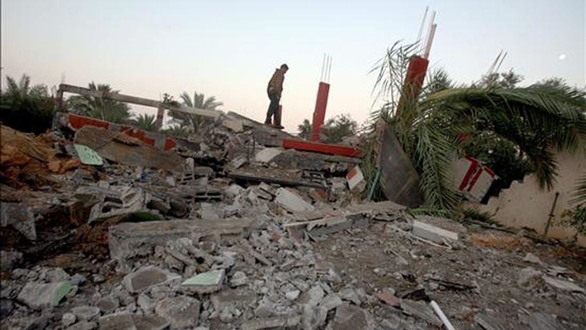 Un palestino inspecciona el 19 de noviembre de 2010, uno de los lugares bombardeados por aviones israelíes. Hoy se produjeron dos bombardeos isralíes en Gaza. EFE/Archivo