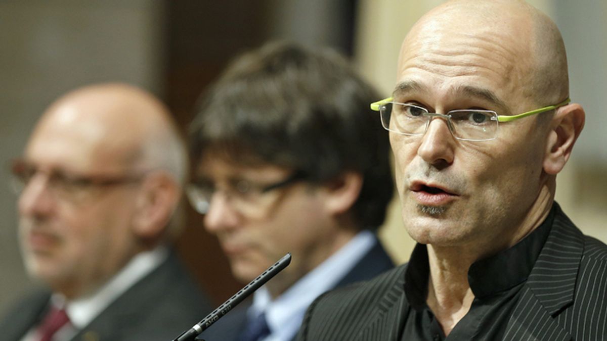 Raül Romeva, conseller de Exteriores, junto al presidente de la Generalitat, Carles Puigdemont