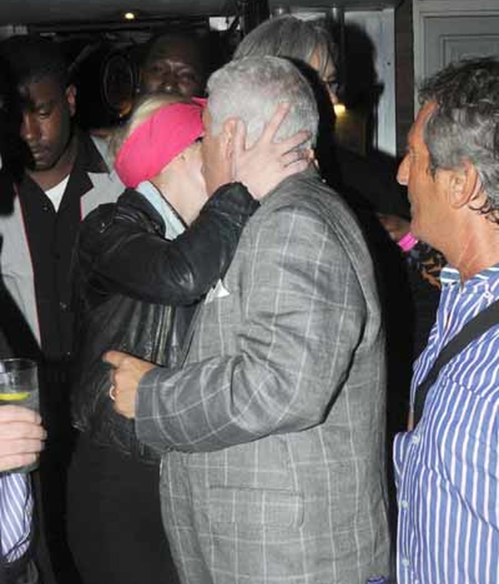 El padre de Amy, Mitch, junto a la cantante Kelly Osbourne