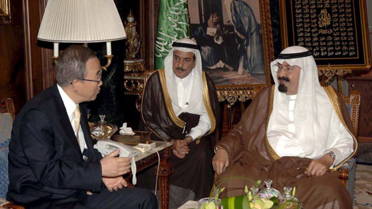 El rey de Arabia Saudí, Abdullah bin Abdulaziz Al Saud (d), con el secretario general de las Naciones Unidas, Ban Ki-moon (i), en su palacio en Yeddah (Arabia Saudí).