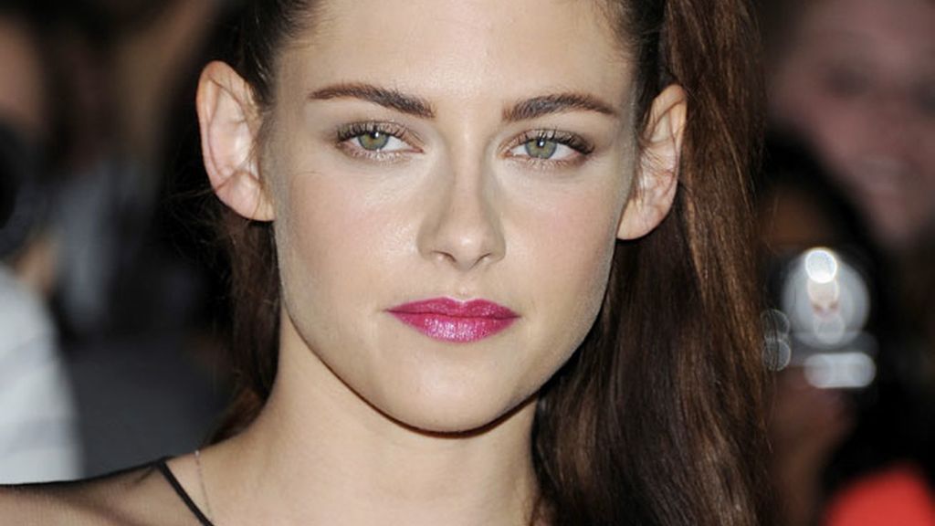 La fuerza de la mirada de Kristen se concentra en sus cejas algo despeinadas